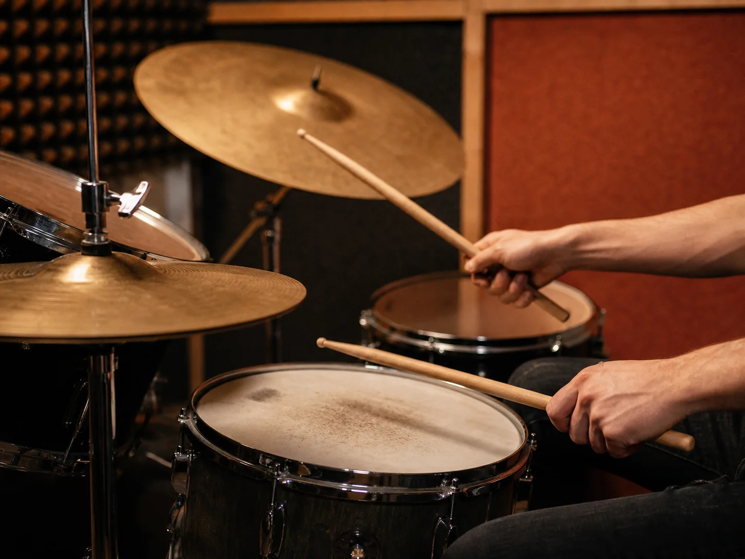 Schlagzeugbecken und Drumsticks in Bewegung